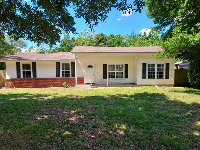 Building Photo - 4BR/2BA Central Pensacola Cottage with Open Living, Vaulted Ceilings, Stainless Appliances & Larg...