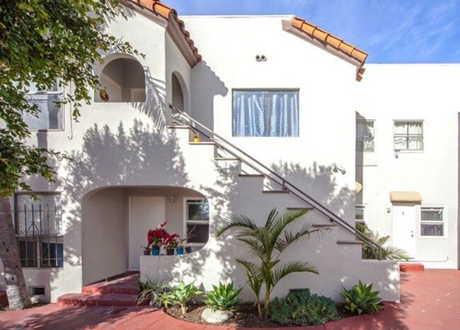 2121 Long Beach Blvd