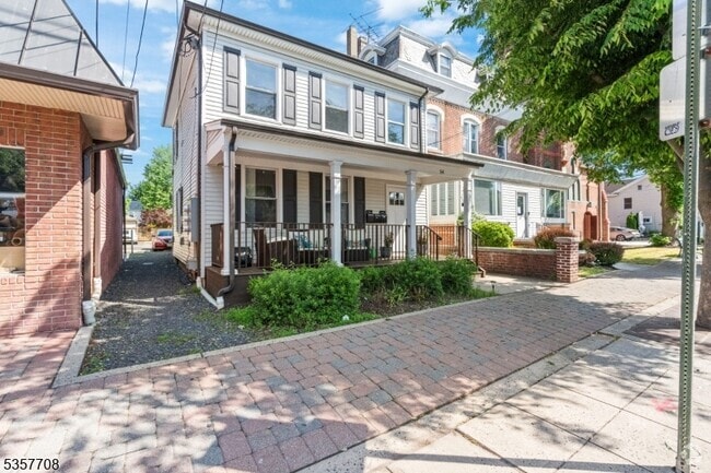 Building Photo - 54 W Somerset St Unit 2 Rental