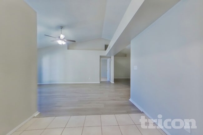 102 W Ivyglen St