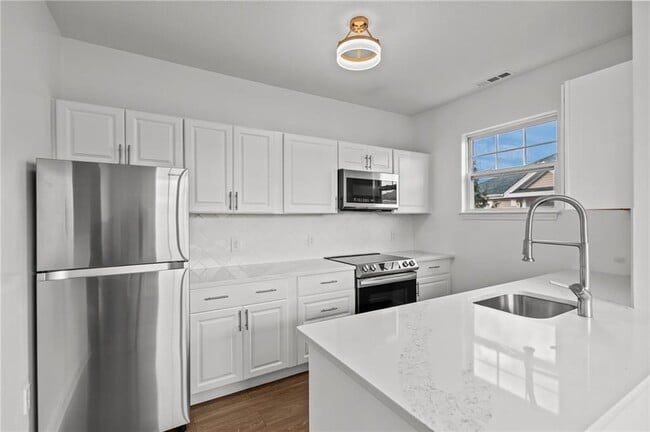 Building Photo - 106 E Mill St Unit 202