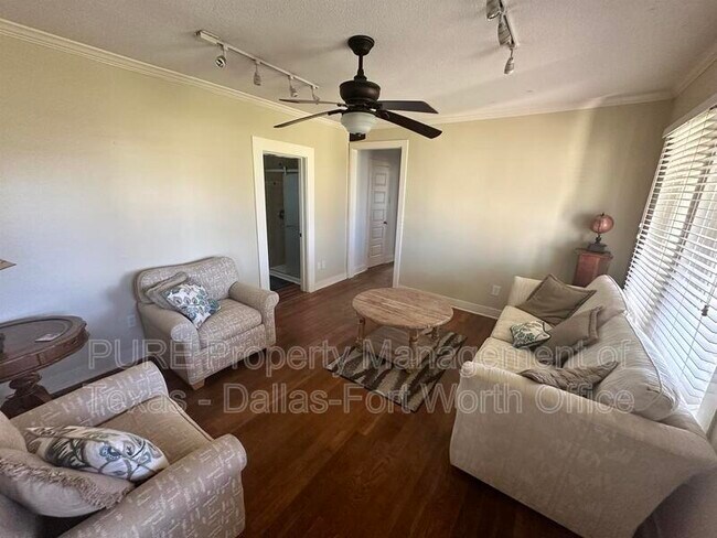 Photo - 109 S Broadway St