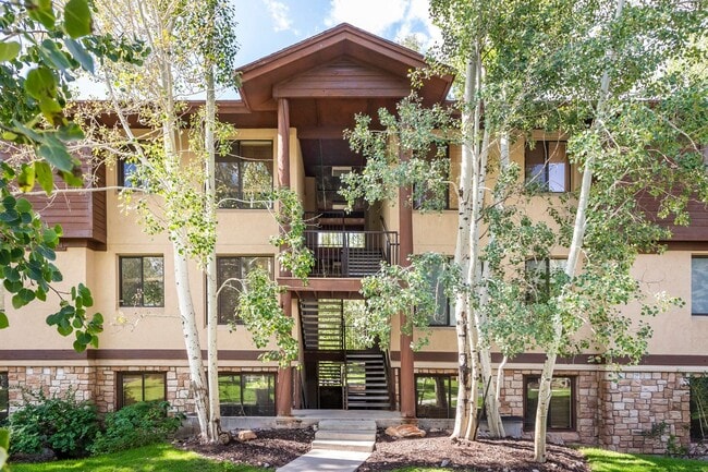 Building Photo - Pinebrook Condo Near Bus Line