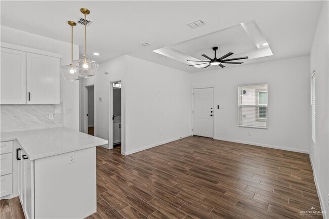 Photo - 10 W Woodson Dr Unit 2