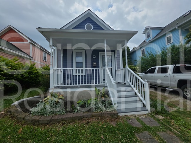Building Photo - 910 Oakwood Ave