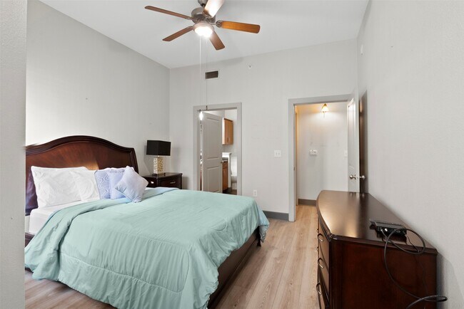 Building Photo - 1901 Post Oak Blvd Unit 2407