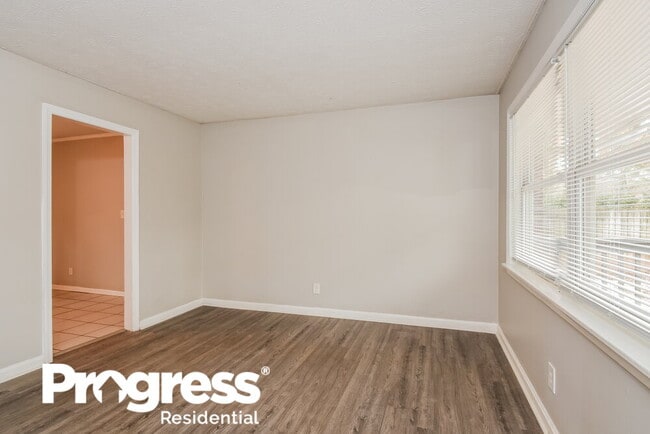 Photo - 643 Milford Dr SW