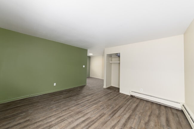 Vista de la sala de estar desde la entrada. - Shiawassee Apartments