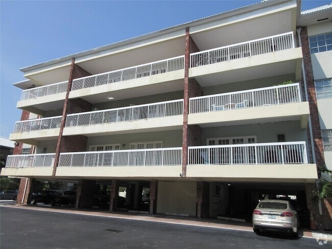 Building Photo - 2420 SE 17th St Unit 208 Rental