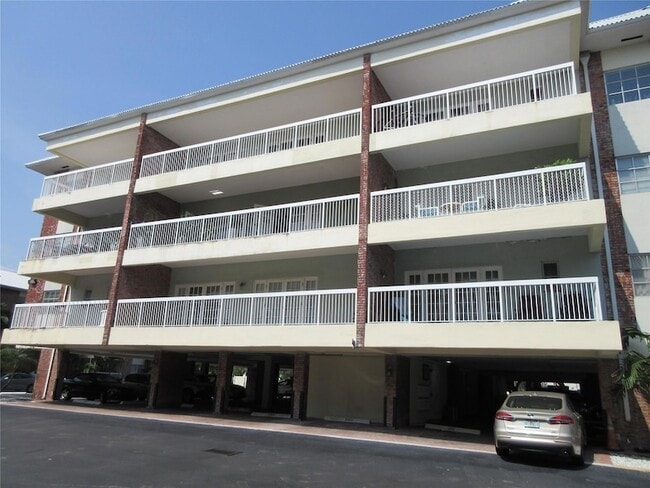 Building Photo - 2420 SE 17th St Unit 208 Rental