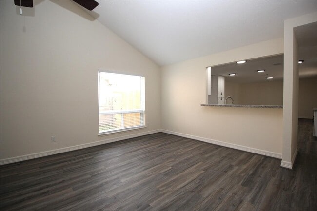 Photo - 805 Willow Creek Dr