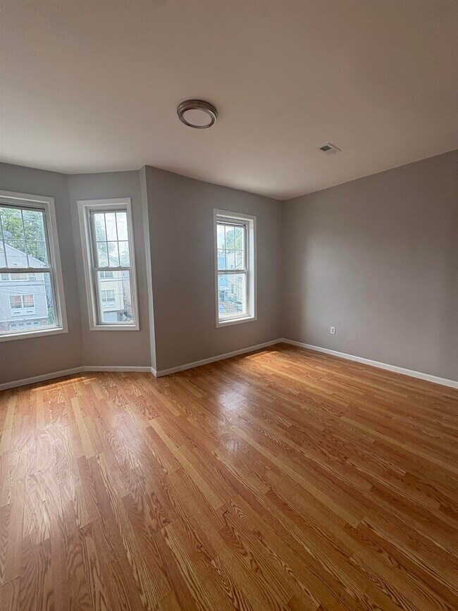 Photo - 104 Bayview Ave