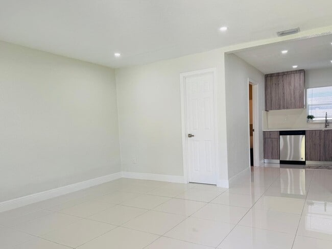 Photo - 4640 NE 5th Ave