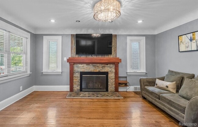Photo - 615 E Fifth St