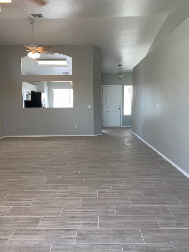 Photo - Convenient location-Close to Luke AFB, the 303, the 101 and Sun City!