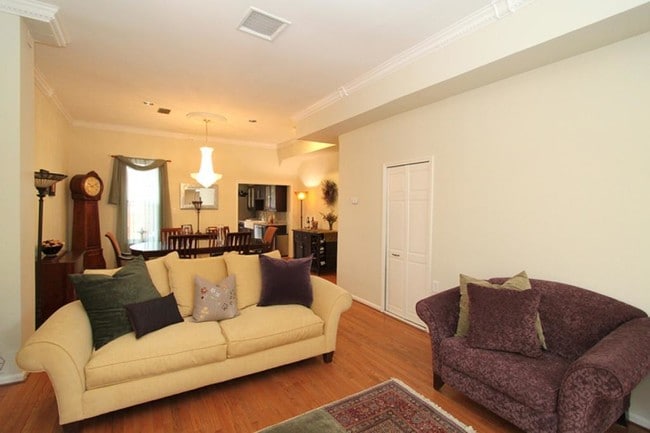 Photo - 909 T St NW