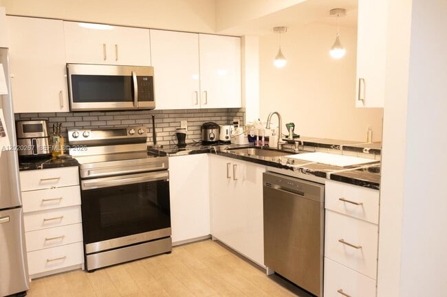 Building Photo - 2200 S Cypress Bend Dr Unit 204