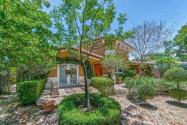 Photo - 870 NW 7th St