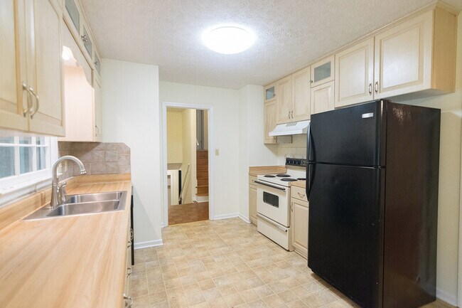 Photo - 140 Saxon Woods Dr