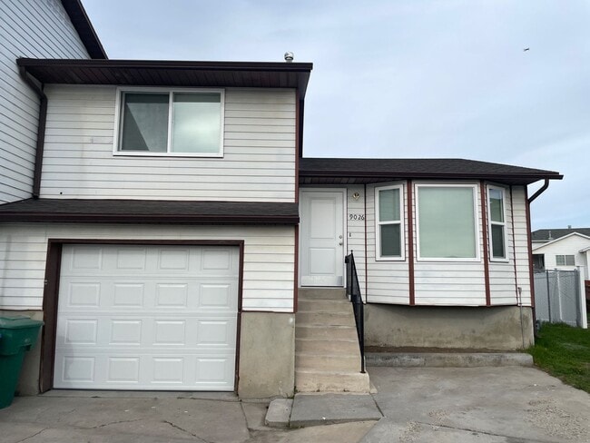 Building Photo - 4 Bedroom 1.5 Bath Twin-Home