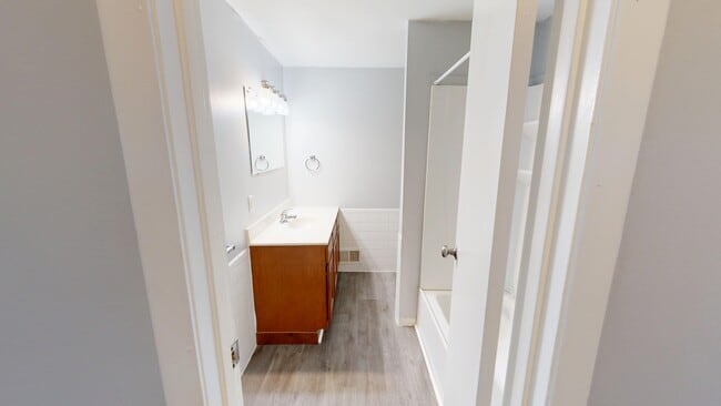 2BR, 1.5BA - 1,100SF - Bathroom