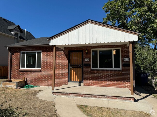 Building Photo - 2 Bedroom, 1 Bathroom Duplex in Denver! Av... Rental