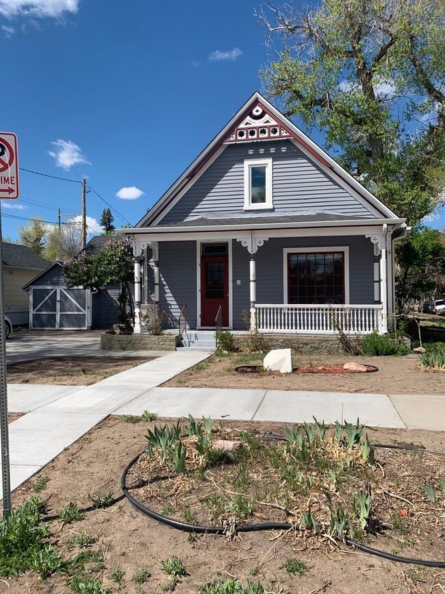 Photo - 4 BEDROOM, 1 BATHROOM, SINGLE FAMILY HOME, CONVENIENT DOWNTOWN LOCATION!