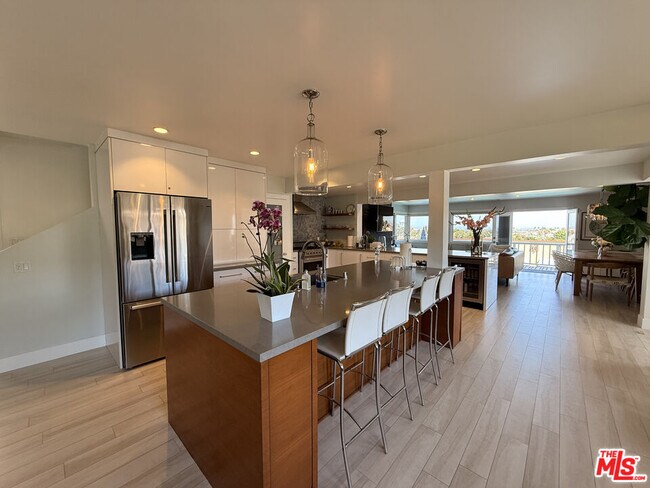 200 Larsson St