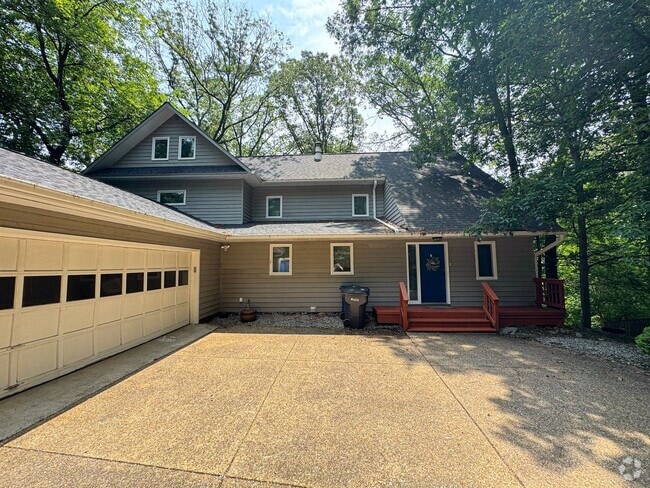 Building Photo - Fantastic 4 Bed 3.5 Bath Townhome With Sun...