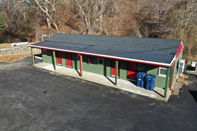 Building Photo - 825 Scenic Hwy Unit 4