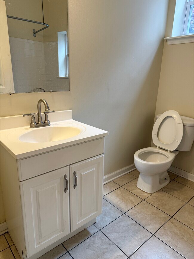 Bathroom toilet - 906 Whitelock St Unidad APT 2