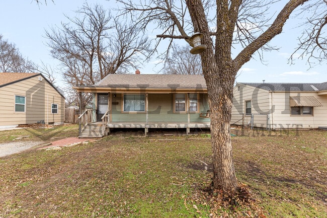 Building Photo - 1912 N Hood St