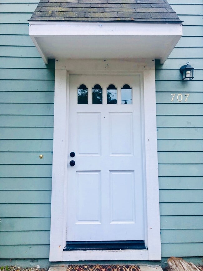 Photo - Benicia's 3 Bedrooms & 2.5 Bathrooms Townhouse, Water/Sewer/Trash Paid by HOA