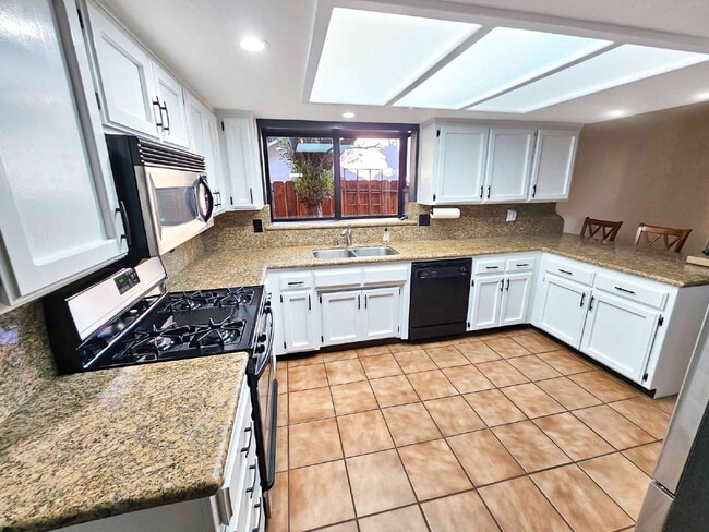 Photo - 413 Mt Rainier Pl