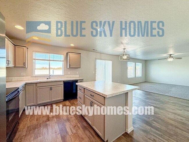 Photo - 853 Harpy Ave