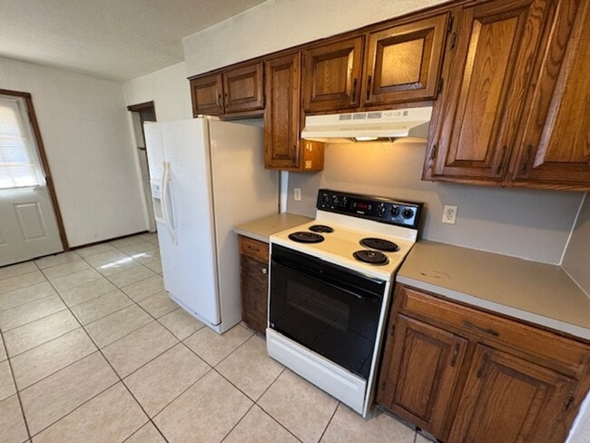 Photo - 2 bed one bath duplex in Mustang! Convenie...