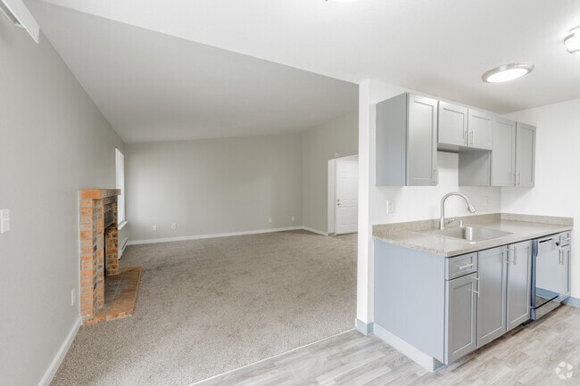 2BR, 2BA - 923SF - Kitchen/Living Room