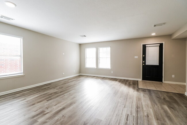 Photo - 15406 Hensen Creek Dr