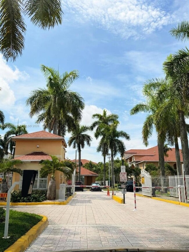 Building Photo - 6960 SW 39th St Unit E102
