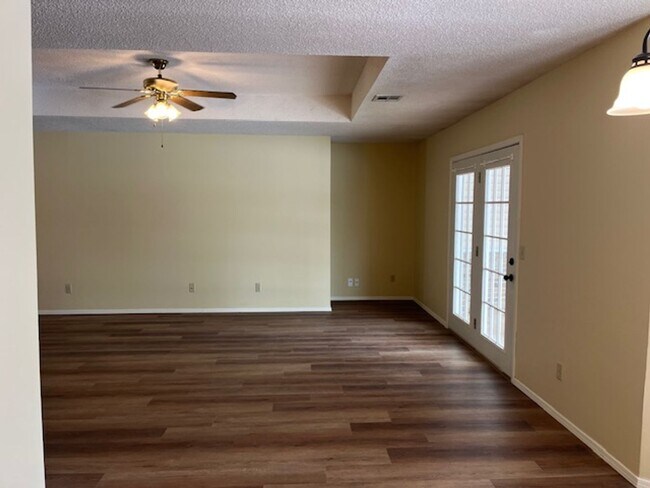 Photo - Great 3 Bedroom in Rogers close to everything!