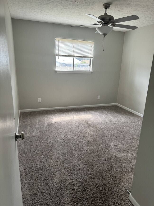 Photo - 835 Applewood Ln