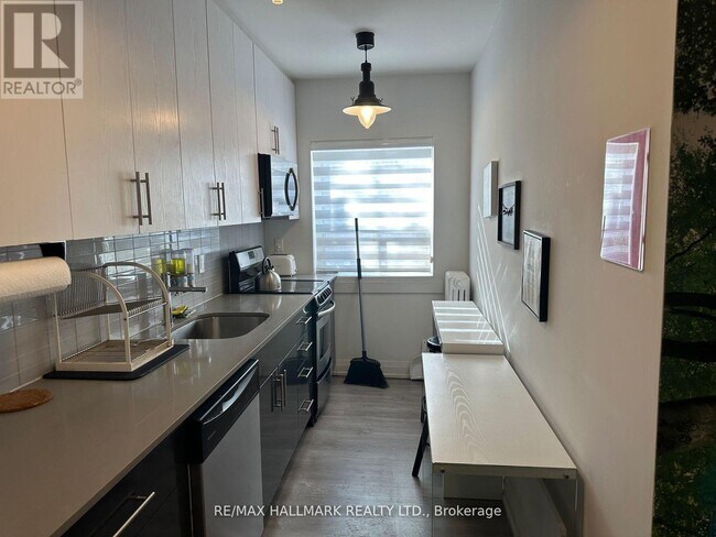 Photo - 595 St Clair Ave W Unité 5