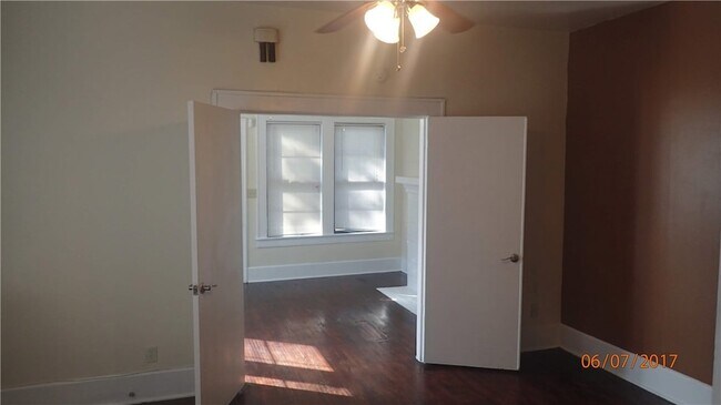 Photo - 5923 Worth St