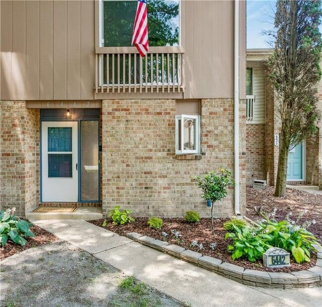 Building Photo - Charming  2 Story Condo