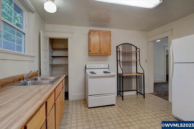 kitchen 3 - 624 NW 11th St Unit 4 Upstairs Main House