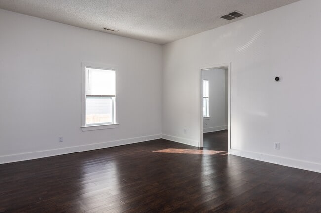 Photo - 679 Terry St SE