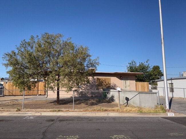 Building Photo - Henderson - 3 Bedrooms - 1 Baths - Corner Lot Rental