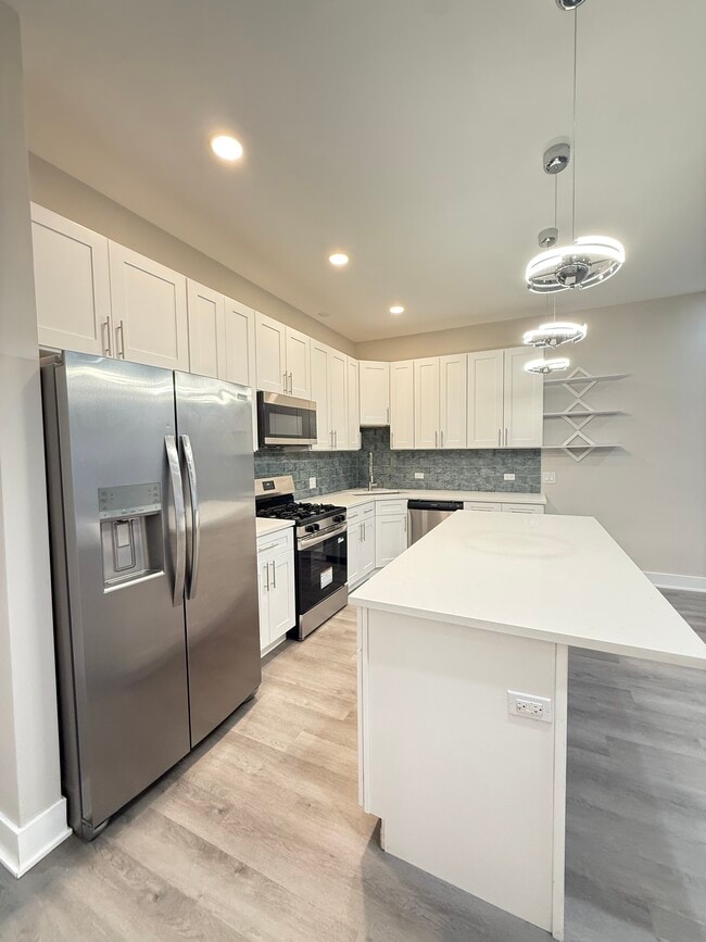 5549 N Lincoln Ave Unit 1