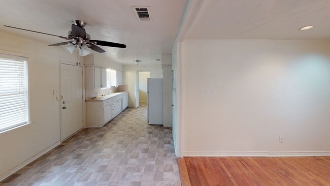 Photo - 3 Bedroom/2bath/2 Car Garage