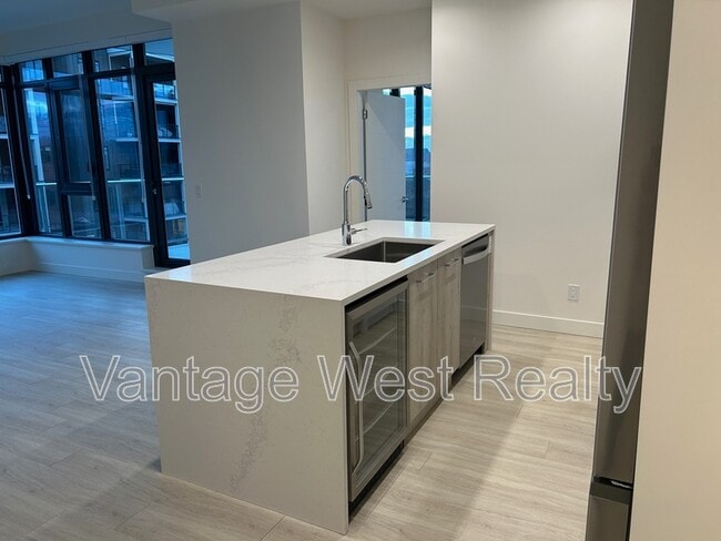 Photo - 406-3699 Capozzi Rd